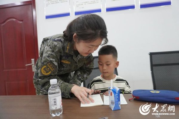 云沪深配资 傍晚街头“小哭包”急寻爸妈！海警执法员化身“寻亲雷达”暖心护娃